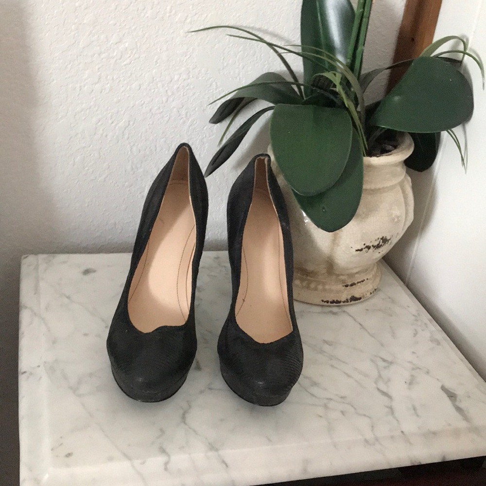 I’m selling a pair of black Calvin Klein heels.